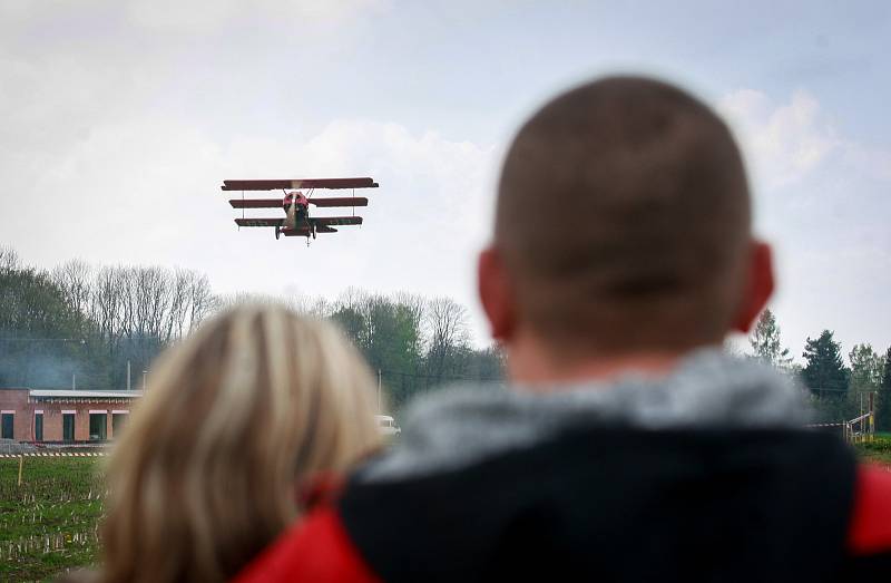V Dobré si konec druhé světové války letos připomněli také leteckou akrobatickou show Rytíři nebes.
