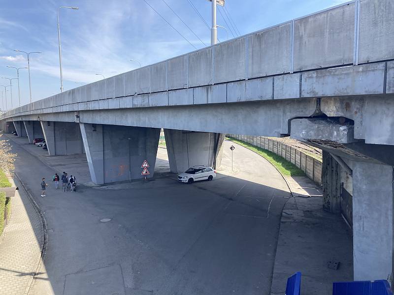 Mosty v Rudné ulici mezi ostravským městským stadionem a vlakovým nádražím Ostrava-Vítkovice čeká bourání a následná výstavba nových pilířů. Omezení potrvají dva roky. Stav v květnu 2021.