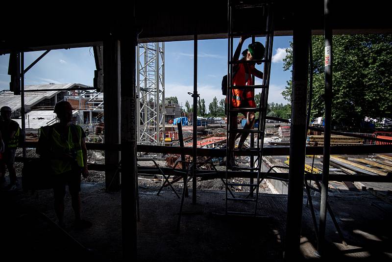 Studenti střední průmyslové školy stavební z Havířova si prohlédli stavbu kampusu na Černé Louce, 28. června 2021 v Ostravě.