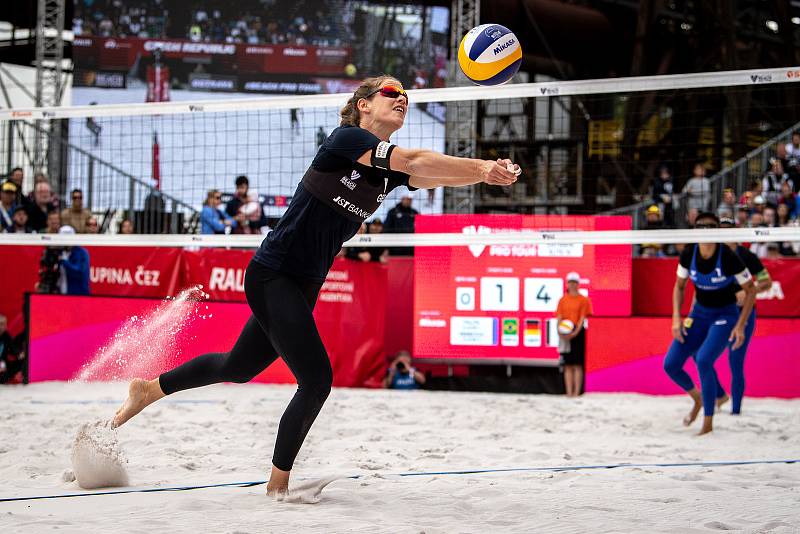 Turnaj Pro Tour kategorie Elite v plážovém volejbalu, 29. května 2022 v Ostravě. Finálové utkání žen. Cinja Tillmann (GER).