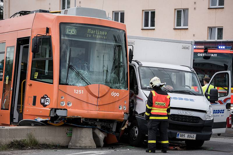 Nehoda tramvaje a nákladního automobilu v Ostravě-Martinově.