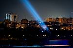 Na noční obloze nad Porubou se rozzářilo světlo solidarity, 9. dubna 2020 v Ostravě. Místní společnost High Lite Touring, se rozhodla tímto gestem vyjádřit vděk všem, kteří bojují s koronavirem v první linii.