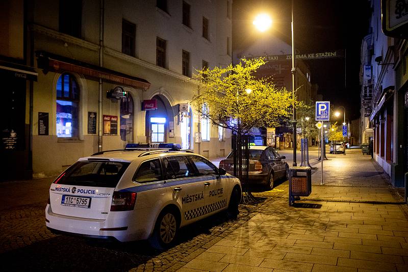 Prázdná Stodolní ulice 13. března 2020 v Ostravě. Vláda ČR vyhlásila dne 12. března 2020 stav nouze a rozhodla, že všechny restaurace a hospody budou kvůli koronavirovým opatřením uzavřeny ve 20:00. Policie kontroluje zda jsou všechny restaurace, hospody