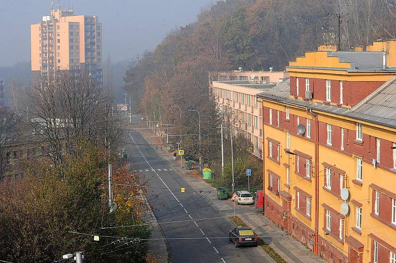 V Moravskoslezském kraji byl v noci na neděli vyhlášen smogový signál regulace. Během krátké doby je to již podruhé. Koncentrace polétavého prachu na všech měřících stanicích výrazně přesáhly denní povolené limity. 