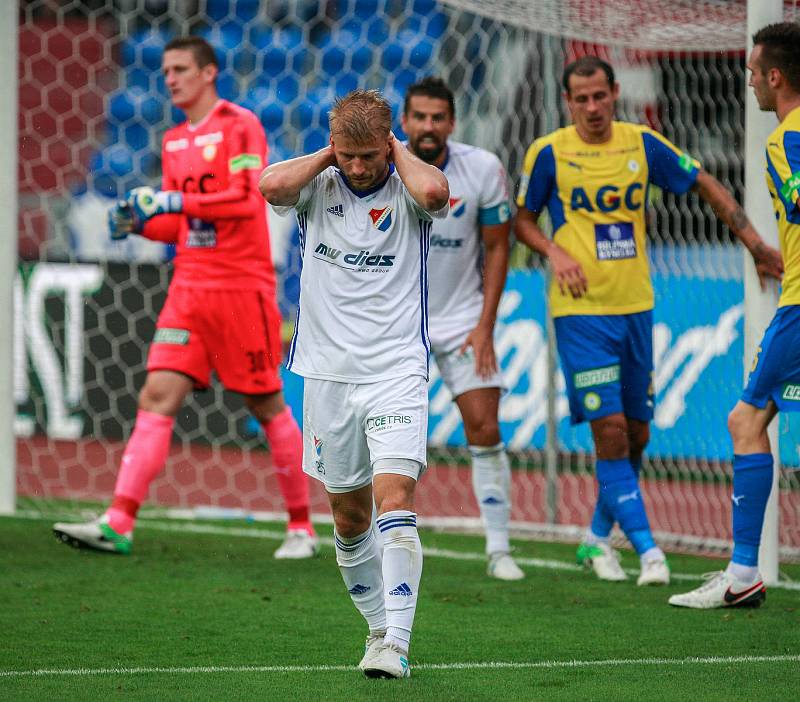 I. liga, 4. kolo, FC Baník - FK Teplice: 3 : 3, na snímku v bílém Tomáš Mičola