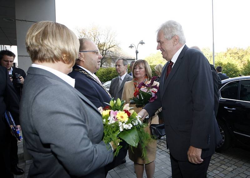 Setkání Miloše Zemana se členy zastupitelstva Moravskoslezského kraje a představiteli Krajského úřadu. Prezident společně s první dámou Ivanou se podepsal do kroniky kraje převzal dar hejtmana s názvem Infinity, tedy Nekonečný pás.