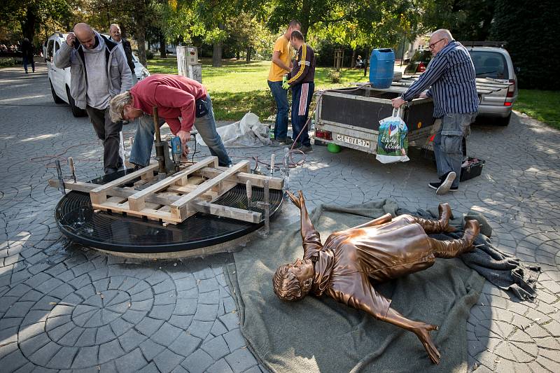 Instalace sochy na počet Věry Špinarové v Husově sadu, 15. října 2018 v Ostravě.