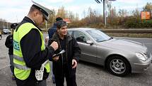 Policisté se při preventivní akci zaměřili na kontrolu pneumatik.