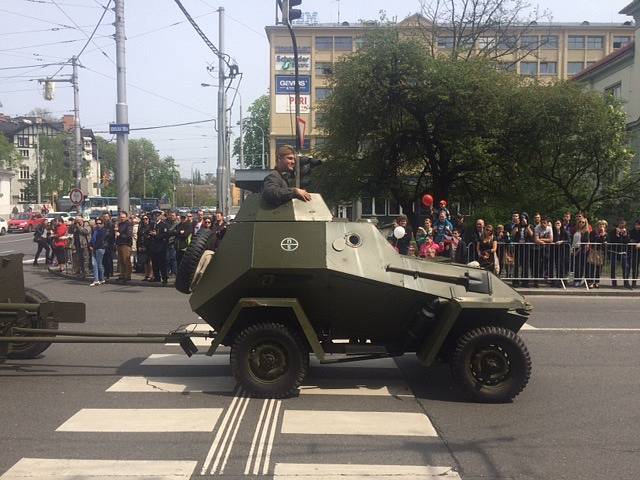 Slavnostní defilé historické vojenské techniky Sokolskou třídou u příležitosti 70. výročí osvobození Ostravy.