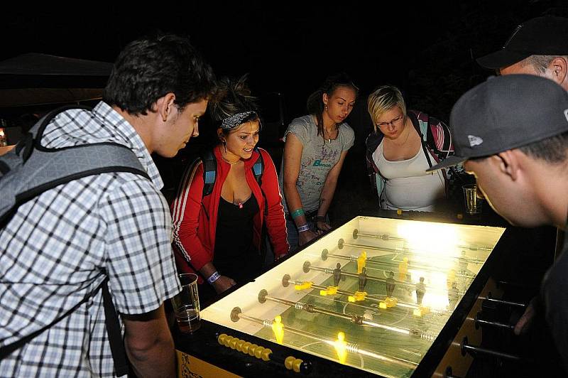 Vstup na festival, kam mířili hlavně mladí lidé. Ti se bavili. Pro mnohé obyvatele v okolních domech byla ale noc spíše utrpením.