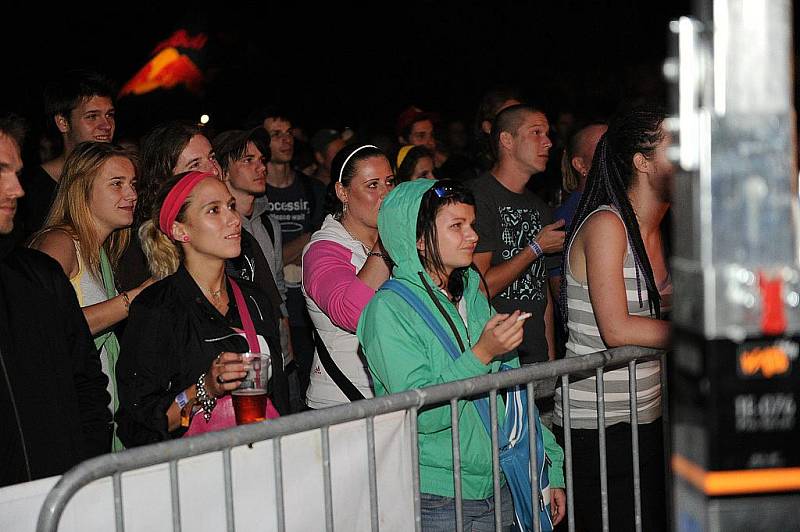 Vstup na festival, kam mířili hlavně mladí lidé. Ti se bavili. Pro mnohé obyvatele v okolních domech byla ale noc spíše utrpením.