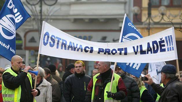 Protivládní demonstrace na Jiráskově náměstí v centru Ostravy.