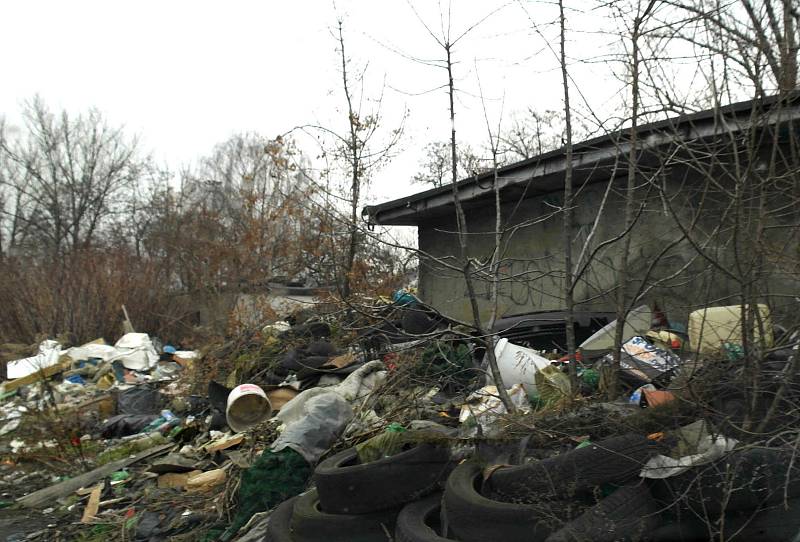 Oblast naproti bývalé koksovny v ostravském obvodě Mariánské Hory a Hulváky vypadá jako jedno velké smetiště, leden 2022, Ostrava.