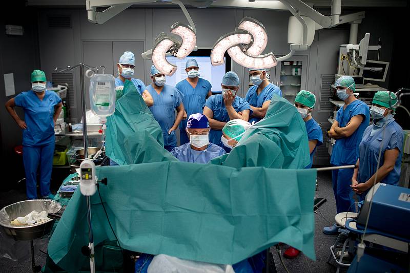 Unikátní plastický zákrok rekto-vaginální píštělí provedl v nemocnici v Ostravě-Vítkovicích 17. ledna 2020 italský lékař Gabriele Naldini.