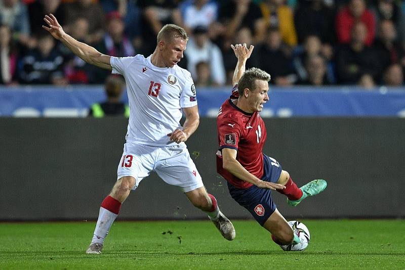 Utkání skupiny E kvalifikace mistrovství světa ve fotbale: Česko - Bělorusko, 2. září 2021 V Ostravě. (zleva) Nikolai Zolotov z Běloruska a Jakub Jankto z ČR.