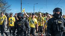 Příjezd opavských fanoušků do Ostravy a jejich přesun na vitkovický stadion na zápas Baník vs. Slezský FC, 21. dubna 2019.