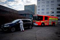 Ostravská fakultní nemocnice zřídila dočasnou odběrovou ambulanci pro pacienty, kteří mají podezření, že se nakazili novým koronavirem (COVID-19). Lidé můžou navštívit odběrové místo na základě doporučení hygienika.