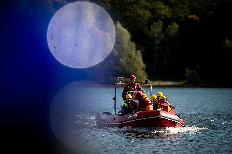 Taktické cvičení složek IZS - plošná evakuace více než 300 školáků a učitelů při povodních pomocí člun, 4. října 2019 na Těrlicku.