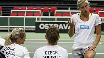 České tenistky zahájili v ostravské ČEZ Aréně přípravu na víkendovou semifinálovou bitvu Fed Cupu s Itálií. 