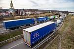 Kolona kamionů na hraničním přechodu mezi Českou republikou a Polskem v Českém Těšíně,16. března 2020. Ilustrační foto.