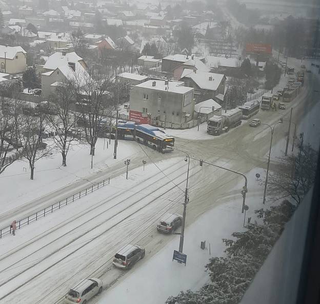 U Domova sester v Ostravě-Porubě do sebe narazily autobusy.