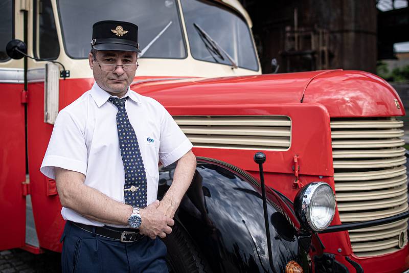 Řidič Pavel Orlíček u historického autobusu, který byl v sobotu 5. června 2021 k vidění u Světa techniky v Dolních Vítkovicích.