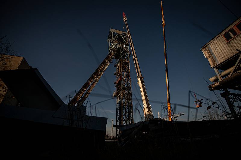 Společnost OKD začala bourat těžní věž v areálu bývalého dolu ve Sviadnově, 24. listopadu 2020.