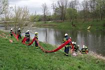 Čtyři norné stěny museli v úterý na řece Odře instalovat hasiči z Ostravy a Bohumína. Důvodem byl únik ropné látky nedaleko jezu v Ostravě-Lhotce.
