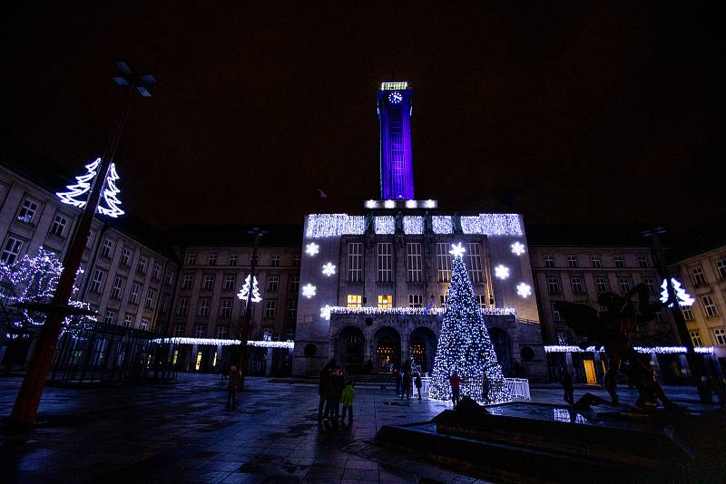 Na Prokešově náměstí se rozsvítil vánoční strom a z radnice zazpíval Martin Chodúr, 28. listopadu v Ostravě.