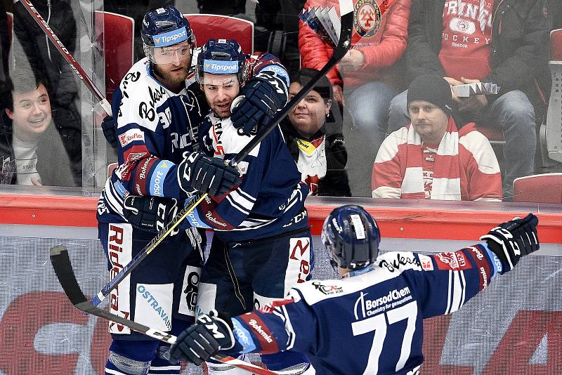 46. kolo hokejové extraligy mezi HC Oceláři Třinec - HC Vítkovice Ridera v Třinci dne 16. února 2020. Zleva (radost Vítkovic) Martin Dočekal z Vítkovic a Peter Trška z Vítkovic.