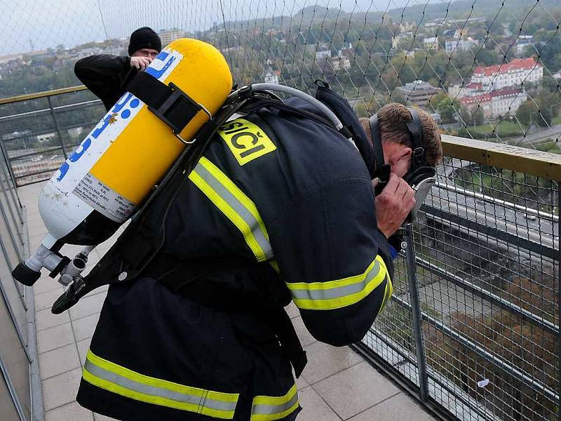 Náročná soutěž pro pořádné chlapy se v neděli konala na Prokešově náměstí před ostravskou Novou radnicí.