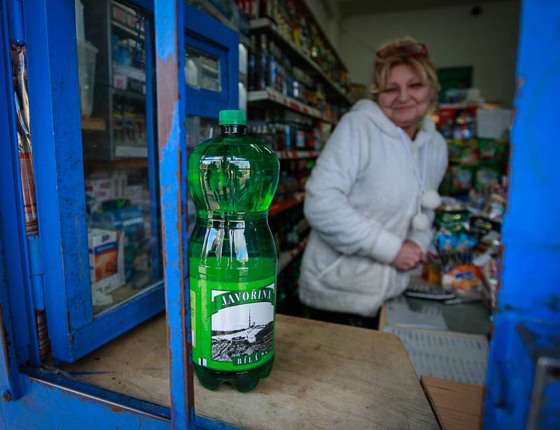 Na každém patře dvaatřicet pokojů, tak to vypadá na Hlubině.Pokojské se sice činí, ale pach kuřáků je všudypřítomný.