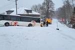 Fotografie z vyproštění autobusu ve Staré Vsi u Bilovce.