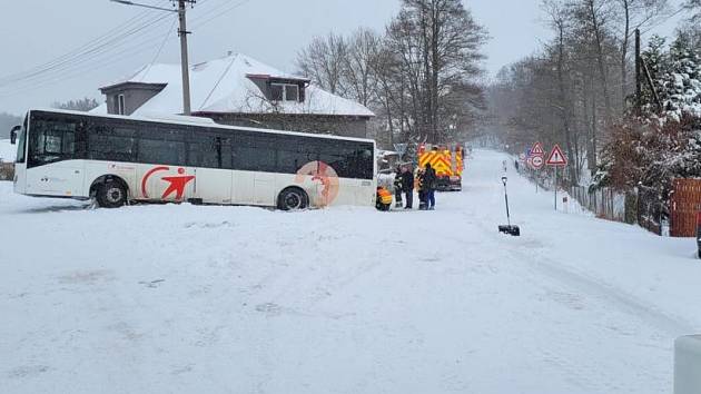 Fotografie z vyproštění autobusu ve Staré Vsi u Bilovce.