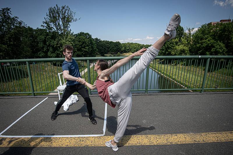 Příprava na open-air performanci s názvem Tančící mosty v Ostravě. Generální zkouška souborů baletu a operety Národního divadla Moravskoslezského, která se uskutečnila 3. června 2021 v centru města.