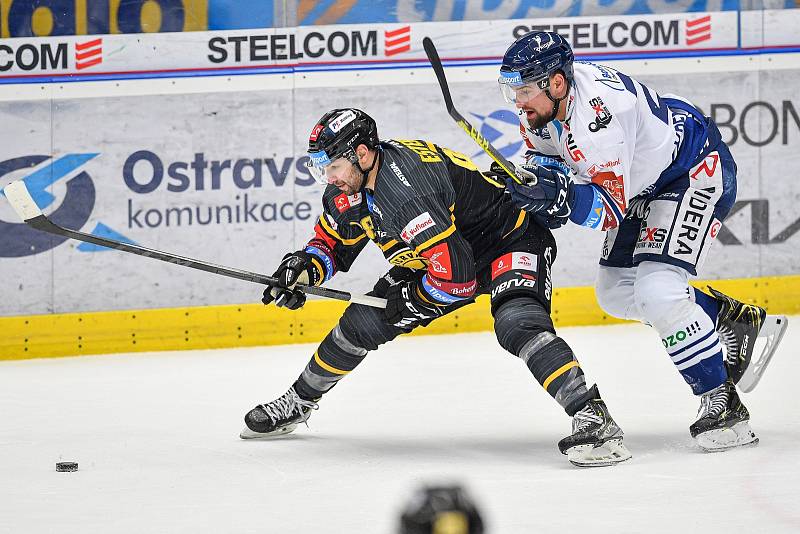 Utkání 40. kola hokejové extraligy: HC Vítkovice Ridera - HC Litvínov, 22. ledna 2023, Ostrava. (zleva) Giorgio Estephan z Litvínova a Lukáš Krenželok z Vítkovic.