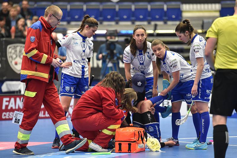 Superfinále play off florbalové superligy žen: 1. SC Tempish Vítkovice - Fetpipe Florbal Chodov, 14. dubna 2019 v Ostravě. Na snímku zraněná hráčka Chodova - Danieal Frantíková.