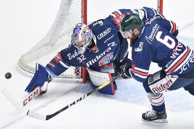 Čtvrtfinále play off hokejové extraligy - 1. zápas: HC Oceláři Třinec - HC Vítkovice Ridera, 20. března 2019 v Třinci. Na snímku (zleva) brankář Vítkovic Patrik Bartošák a Jan Výtisk.