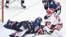 Čtvrtfinále play off hokejové extraligy - 1. zápas: HC Oceláři Třinec - HC Vítkovice Ridera, 20. března 2019 v Třinci. Na snímku (zleva) brankář Vítkovic Patrik Bartošák, Petr Vrána a Jaroslav Mrázek.