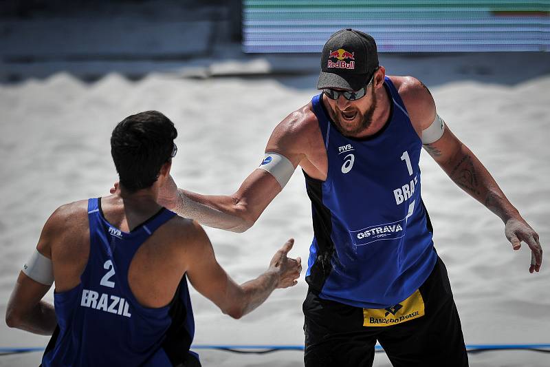 Turnaj Světové série Ostrava Beach Open, 21. června 2018, na snímku (zleva) Andre Loyola Stein a Alison Cerutti.