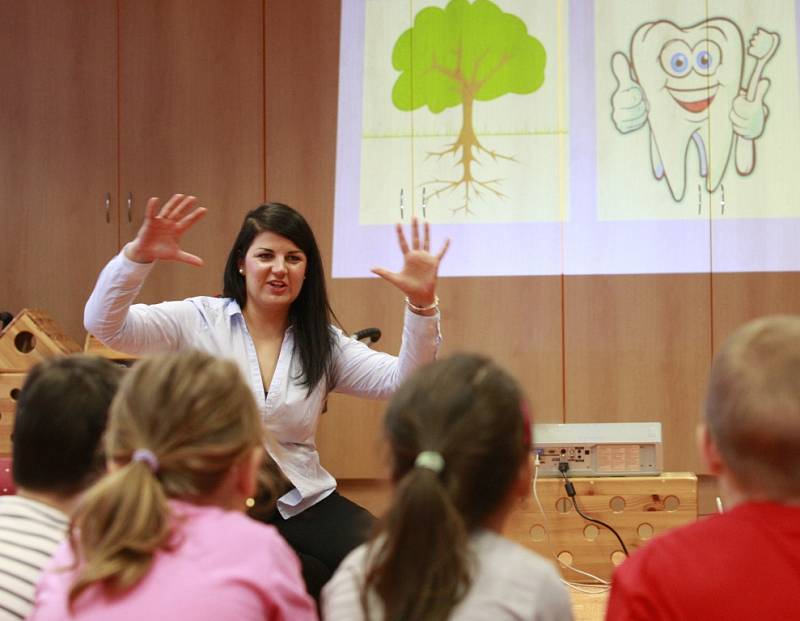 Děti  z mateřské školy v Okružní ulici v Orlové zkoumají umělý chrup. 