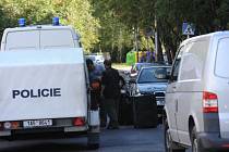 Akce zásahovky, policejních pyrotechniků a kriminálky v domě v ostravské Jugoslávské ulici, kde měl mladý muž v bytě zbraně a munici. 