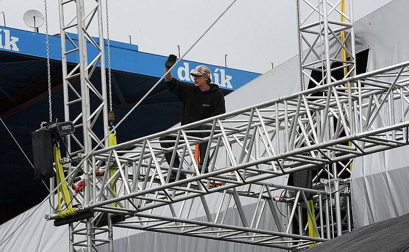 Už od čtvrtečního dopoledne probíhají na Bazalech přípravy na pateční koncert skupiny Scorpions.