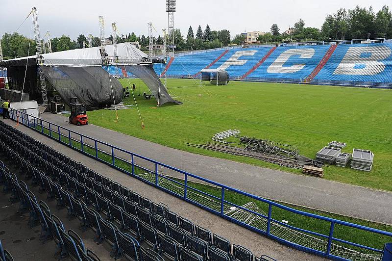 Už od čtvrtečního dopoledne probíhají na Bazalech přípravy na pateční koncert skupiny Scorpions.