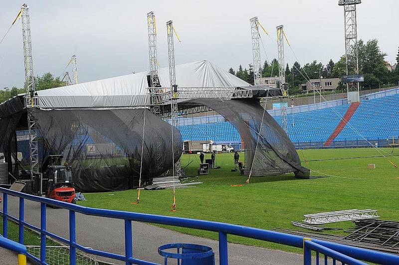 Už od čtvrtečního dopoledne probíhají na Bazalech přípravy na pateční koncert skupiny Scorpions.