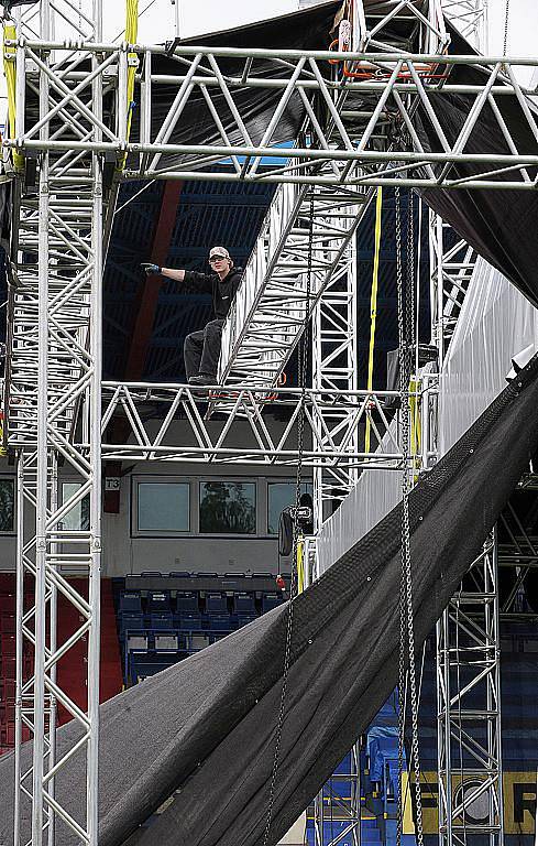 Už od čtvrtečního dopoledne probíhají na Bazalech přípravy na pateční koncert skupiny Scorpions.