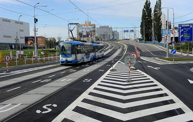 Součástí rekonstrukce frekventovaného úseku byla také úprava křižovatky ulic 28. října a Poděbradovy.