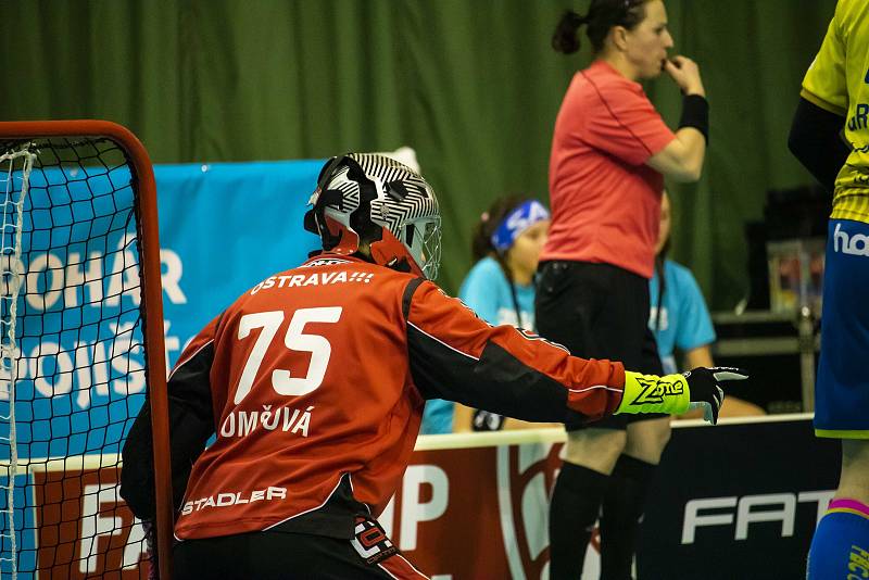 Florbalistky Ostravy (ve žlutém) porazily v olomouckém finále Chodov 8:6 a získaly pohár. Foto: Radek Hloch