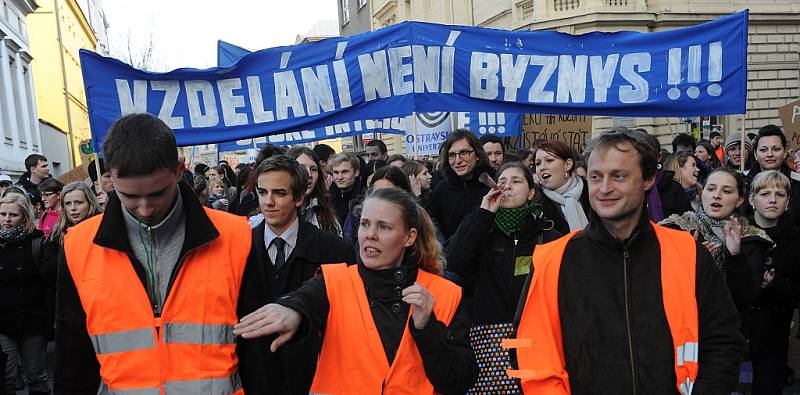 Ve středu se městem prošel protestní průvod, byl další z akcí pořádaných v rámci takzvaného Týdne neklidu. Studenti a někteří pedagogové projevují svůj nesouhlas s reformou.