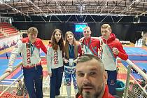 Gym Fighting Arena Ostrava-Poruba (ME v taekwondu ITF v chorvatské Poreči, 26. 3. až 2. 4. 2022). V popředí trenér Kamil Šamal. Zprava v pozadí Tomáš Gola, Stepan Knyshov, Terezy Tobolová a Kafonková, druhý kouč Adam Chlebek.